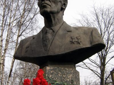 Памятник И.К.Кикоину