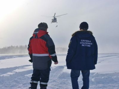 Двух рыбаков, застрявших на снегоходах, спасли в Якутии