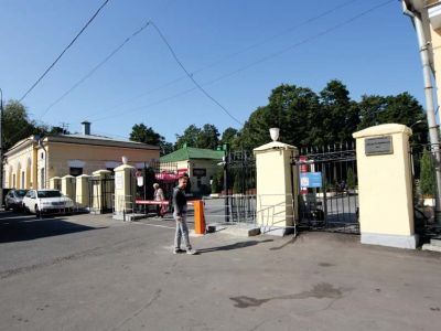 Церковь Ваганьковского кладбища и два дома при въезде на кладбище