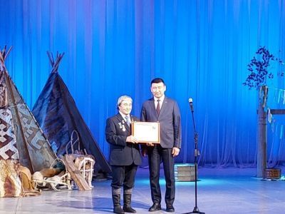 В Саха театре отметили 75-летие заслуженного артиста Якутии Валентина Исакова