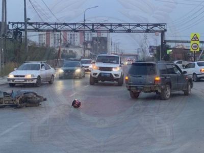 В Якутске водитель кроссовера наехал на пьяного мотоциклиста