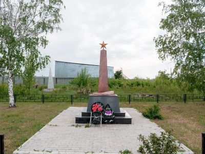 Братская могила участников гражданской войны и советских воинов, погибших в период Сталинградской битвы