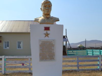 Памятник - бюст Герою Советского Союза Д.Ж.Жанаеву
