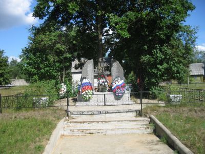 Братская могила воинов Советской Армии, погибших в 1944 г.