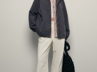 Ветровка прямого кроя с капюшоном