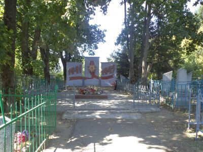 Братская могила воинов Советской Армии, погибших в период Великой Отечественной войны. Захоронено 89 человек, установлено фамилий на 36 человек. Скульптура установлена в 1962 году