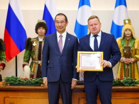 Айсен Николаев вручил государственные награды отличившимся якутянам