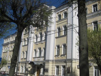 Здание педагогического института им. К.Маркса. С 1918 по 1930 гг. здесь размещался Смоленский университет. В 1930 г. педагогический факультет был преобразован в педагогический институт. В здании института выступали: А.В.Луначарский, А.С.Макаренков, Янка К