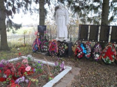 Воинское кладбище (13 братских могил)