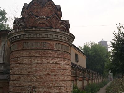 Угловые башни, ворота и ограда