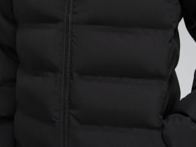 Утепленное пальто с капюшоном