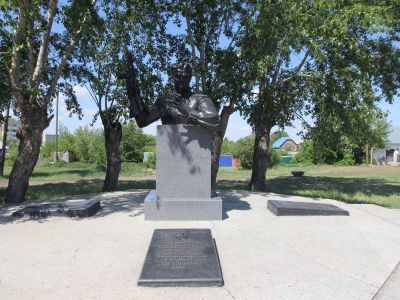 Памятник герою Советского Союза Д.М.Крутикову