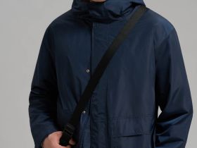 Ветровка с капюшоном