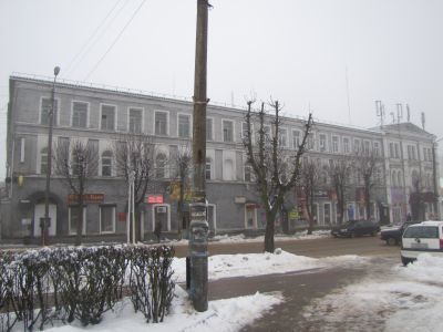 Здание бывшей средней школы (ныне завод алмазных инструментов), в которой в 1926 году учился поэт Рыленков Николай Иванович. Установлена мемориальная доска