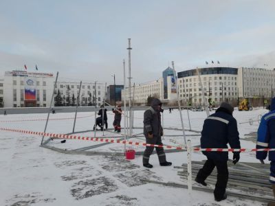 На главной площади Якутии начали монтаж новогодней елки