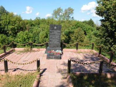 Могила милиционера Мазурова и красноармейца Карелова И.В.,погибших во время контрреволюционного мятежа 13 ноября 1918 г.