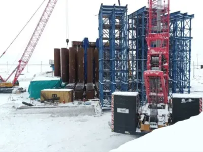 На левом берегу идет монтаж основания под центральный пилон Ленского моста