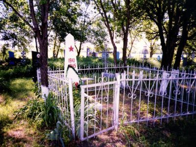 Братская могила советских воинов, погибших в боях с фашистскими захватчиками