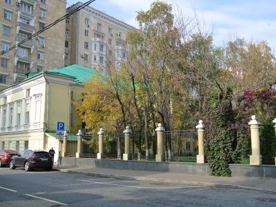 Ограда с пилонами ворот