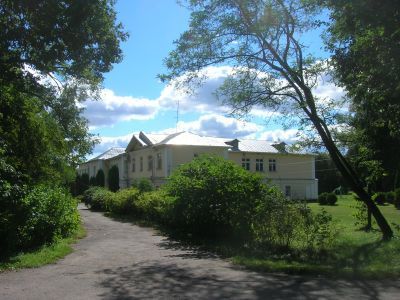 Усадьба Кара: колокольня церкви Покрова, церковно-приходская школа, парк