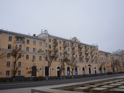 Дом жилой с магазином.Здесь жил и работал художник-график, заслуженный деятель РСФСР Н.Н.Скоков (1916-1987 гг.)