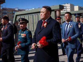 Депутаты Якутской гордумы возложили цветы к мемориалу «Солдат Туймаады»