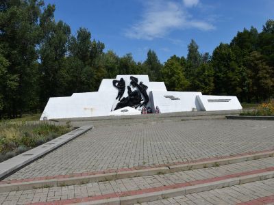 Памятный знак жертвам фашизма, расстрелянным в период оккупации г. Белгорода. Скульптор А.А.Шишков, архитекторы В.В.Берсенев, С.С.Михалев (железобетон, медь)