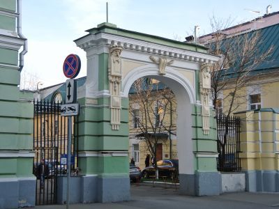 Белокаменные пилоны ворот