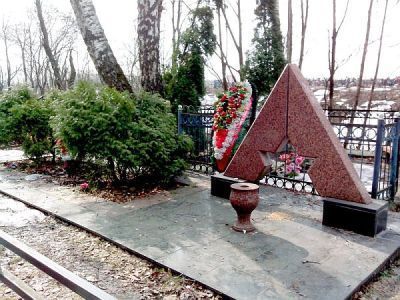 Братская могила советских воинов
