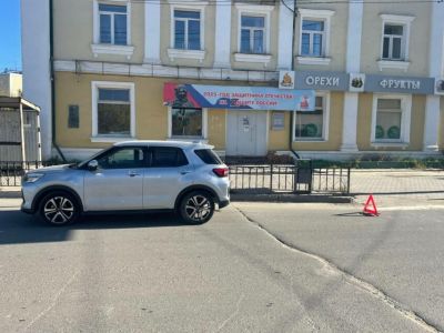 В Якутске мужчина получил перелом ноги, попав под колеса автомобиля