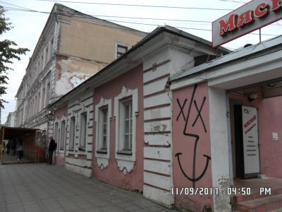 Дом жилой с воротами и оградой