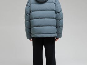 Пуховик с воротником-стойкой и капюшоном