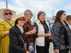 В Якутске из свечей выложили композицию «Родина-мать зовёт»