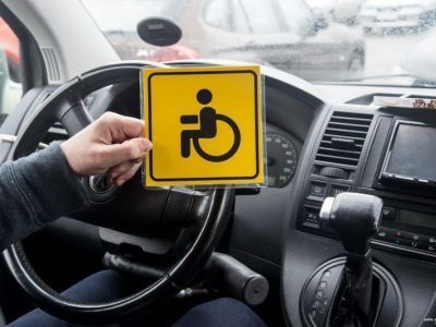 «Единая Россия» добилась бесплатной парковки для инвалидов