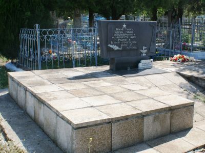 Братская могила советских воинов