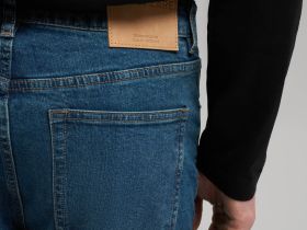 Джинсы прилегающего кроя