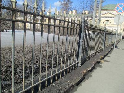 Ограда парадного двора