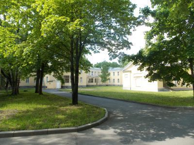 Петроградская узловая железнодорожная больница (комплекс с территорией, парком и оградой)