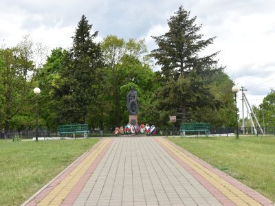 Братская могила советских воинов, погибших в боях с фашистскими захватчиками в 1943 году. Захоронено 18 человек, имена установлены. Скульптура советского воина