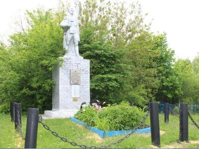 Братская могила воинов Советской Армии, погибших в боях с немецко-фашистскими захватчиками в 1941-1943 годах. Скульптура установлена в 1976 году