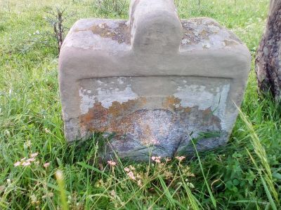 Стела "Гъюнар хъайи гьван" ("Надмогильный камень с плечами")