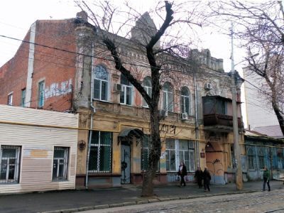 Дом жилой с торговыми помещениями