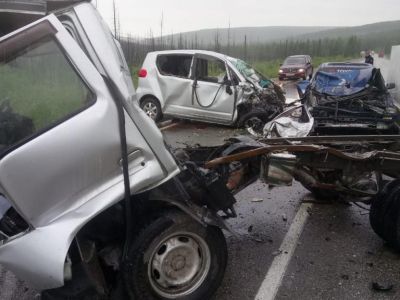 В Алданском районе при столкновении трех машин пострадали пять человек