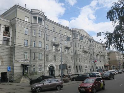 Дом со встроенным на I этаже рестораном