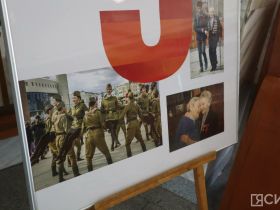 В Якутске проходит выставка «Парад в объективе ЯСИА: летопись Победы»