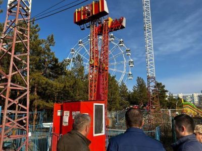 В парке Якутска на аттракционе застряли посетители