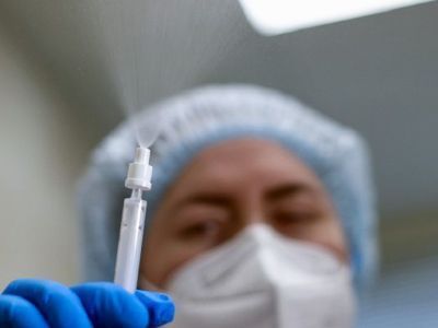 Назальная вакцина от коронавируса вышла в гражданский оборот