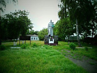 Братская могила советских воинов, погибших в боях с фашистскими захватчиками в 1943 году. Захоронено 73 человека, имена установлены. Обелиск