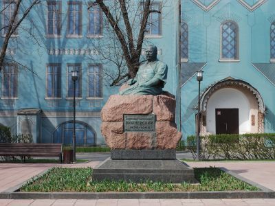 Памятник А.В.Вишневскому