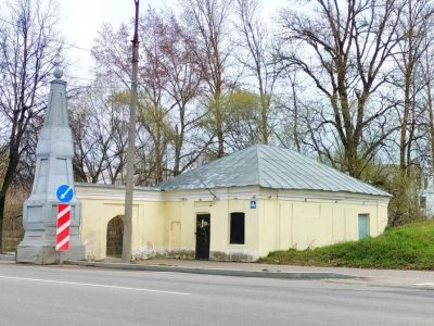 Восточный павильон с проходной аркой и колонной